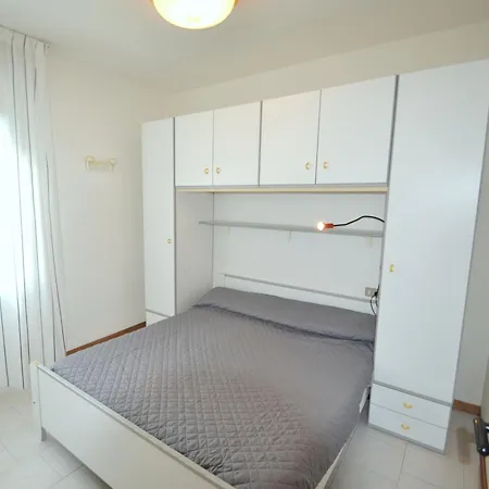 Beachfront Cozy Flat 1-bedroom With Balcony Бибионе