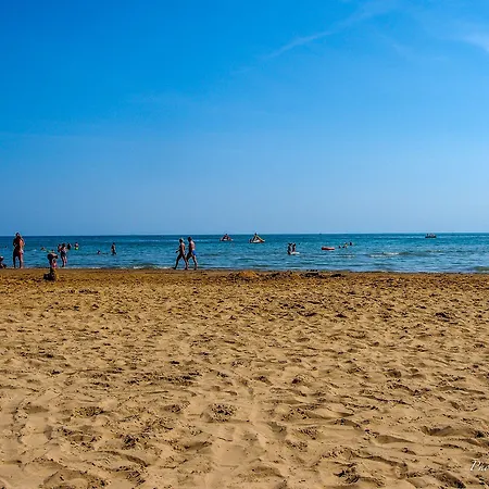 Beachfront Cozy Flat 1-bedroom With Balcony 비비오네
