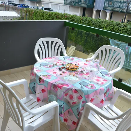 Beachfront Cozy Flat 1-bedroom With Balcony Бибионе